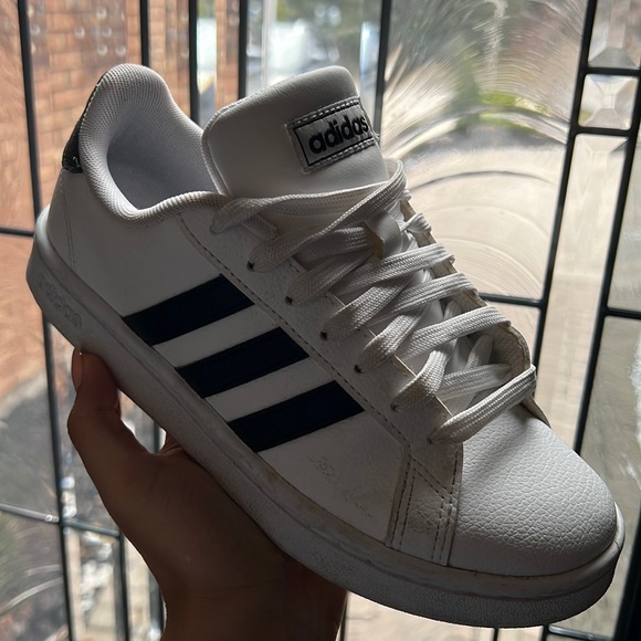 Ladies black and white classic adidas - Picture 1 of 6